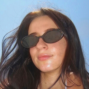 Anna Tomlinson Headshot 5 of 7