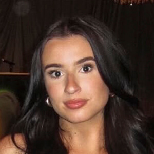 Anna Tomlinson Headshot 6 of 7