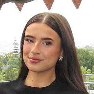 Anna Tomlinson Headshot 7 of 7