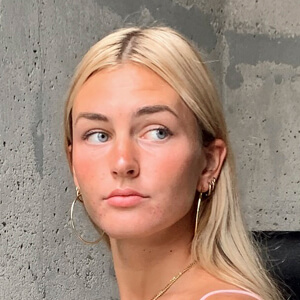 Annah Melia Headshot 2 of 6