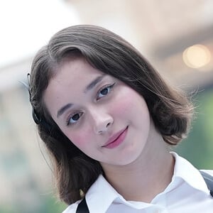 Arabella Ellen Headshot 2 of 5