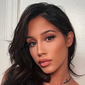 Ari Rae Headshot 2 of 6