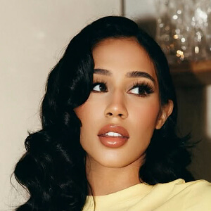 Ari Rae Headshot 4 of 6