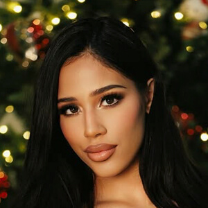 Ari Rae Headshot 5 of 6