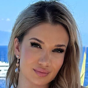 Aria Headshot 8 of 8