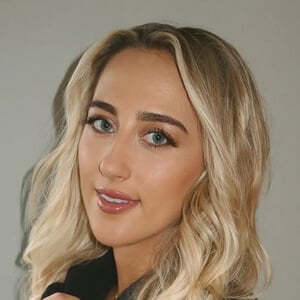 Ashley Cooke Headshot 5 of 9
