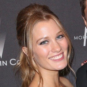 Ashley Hinshaw Headshot 6 of 6