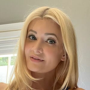 ASMR Maddy Headshot 2 of 4