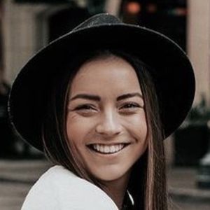 Becca Tapert Headshot 7 of 10