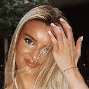 Bella Dane Headshot 5 of 7