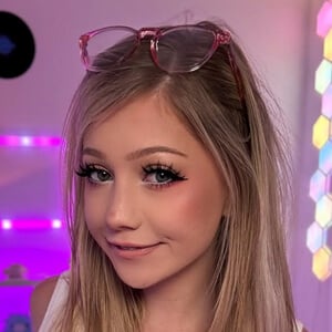 bella lynn Headshot 4 of 6