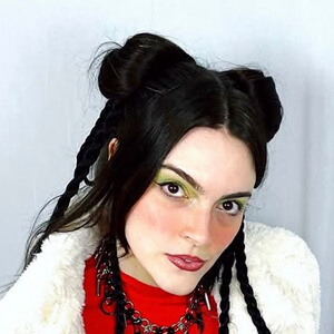 Belle Hendges Headshot 12 of 12
