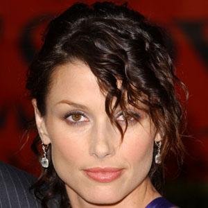 BRIDGET MOYNAHAN - CLEAVAGE - SMILING HEADSHOT !!!