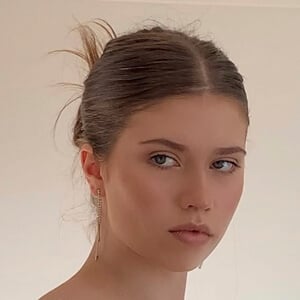 caitlynhollylyom Headshot 2 of 6