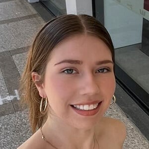caitlynhollylyom Headshot 6 of 6