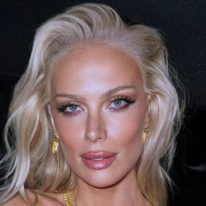 CariDee English Headshot 2 of 10