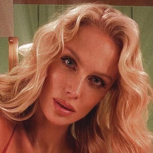 CariDee English Headshot 4 of 10