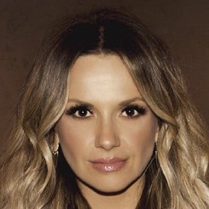 Carly Pearce Headshot 8 of 10