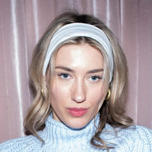 Caroline Baniewicz Headshot 6 of 6