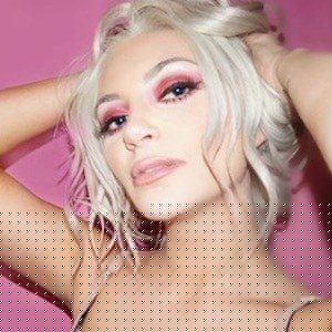 Caroline Burt Headshot 9 of 10