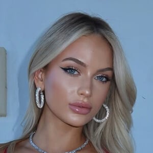 Caroline Wick Headshot 7 of 9