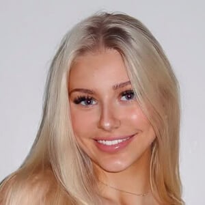 Caroline Wiley Headshot 5 of 9