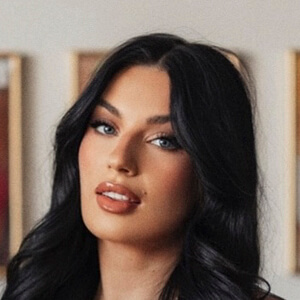 Catherine Taylor Headshot 3 of 6