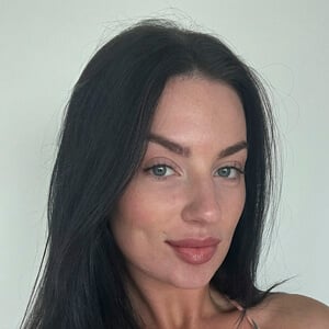 Catherine Taylor Headshot 4 of 6