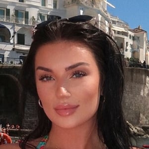 Catherine Taylor Headshot 5 of 6