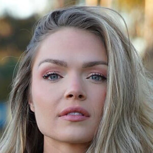 Chari Hawkins Headshot 16 of 17