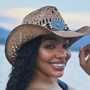 Chela Perez Headshot 4 of 6
