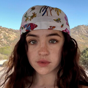 Chloe Eleanor Headshot 2 of 6