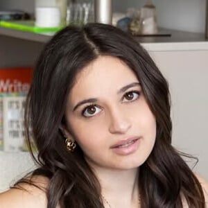 Chloe Hechter Headshot 6 of 6