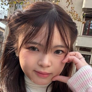 Chloe Wong Headshot 2 of 3