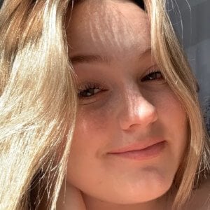 chloecarltonn Headshot 2 of 10