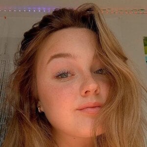 chloecarltonn Headshot 4 of 10