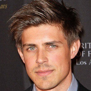 Chris Lowell - Bio, Family, Trivia | Famous Birthdays