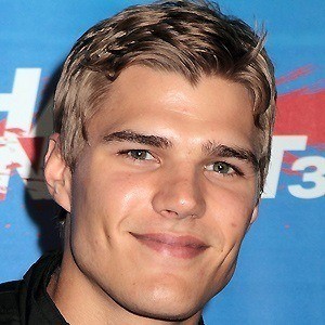 Chris Zylka Headshot 7 of 10