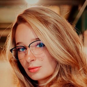 Christina Kelly Brinley Headshot 6 of 17