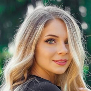 Christina Lionscat Headshot 2 of 6