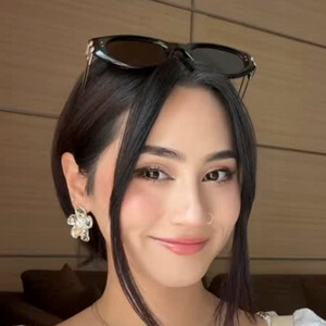 Cili Bling Headshot 6 of 9