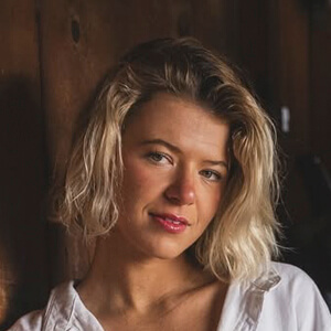 Claire Groves Headshot 5 of 6