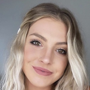 Claire Thomas Headshot 5 of 10