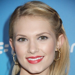 Claudia Lee Headshot 9 of 10