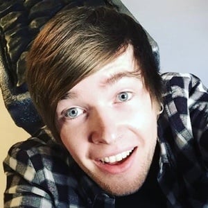 Dantdm Bio Family Trivia Famous Birthdays - dantdm roblox 7