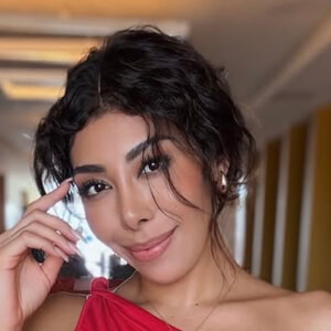 Daniela Argain Headshot 6 of 9