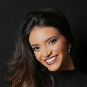 Débora Aladim Headshot 3 of 7