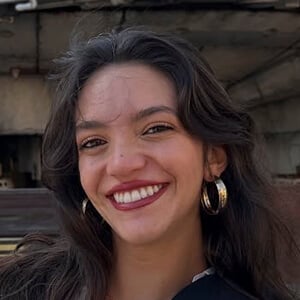 Débora Aladim Headshot 6 of 7