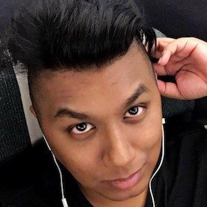 Dee Kosh Headshot 8 of 10