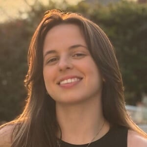 Denisse Arjona Headshot 3 of 4
